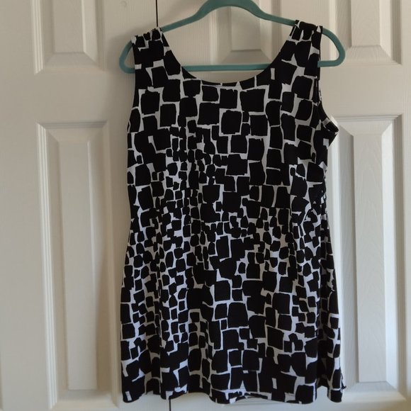 XL White House Black Market  Tiered  Black & White Tunic Top - Picture 2 of 3